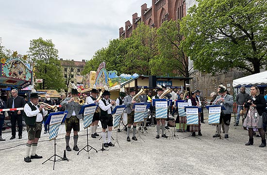 Maidult München 2022 auf dem Münchner Mariahilfplatz Auftakt mit der Unterbrunner Blaskapelle (Foto: Martin Schmitz)